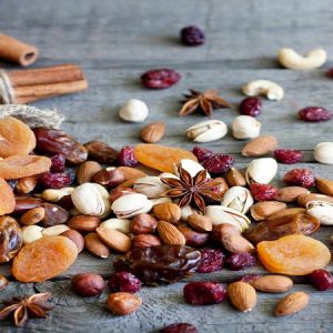 میوه های خشک، آجیل و دانه ها میان وعده های سالمی برای شما
