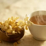 گل‌های بابونه خشک و دمنوش بابونه آرامش‌بخش